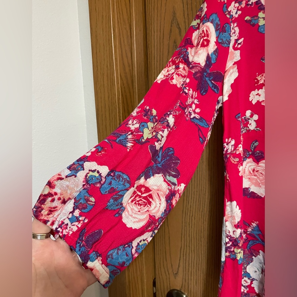 Vintage America Floral Blouse in Red and Blue with a V Neck - Picture 3 of 6